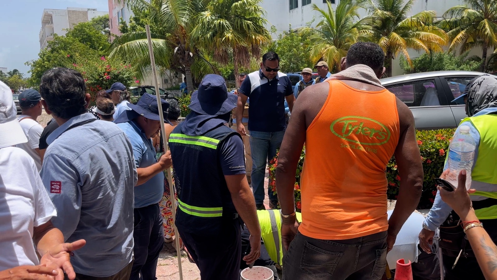 Vecinos de Green 16 empiezan a solucionar el problema del agua.